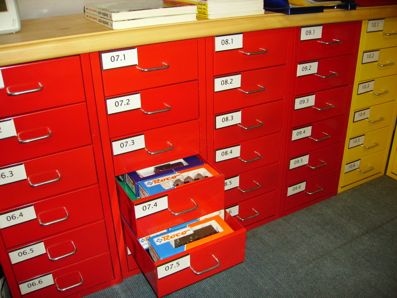 Die SchrÀnke stehen unter der DachschrÀge Werkstattwagen